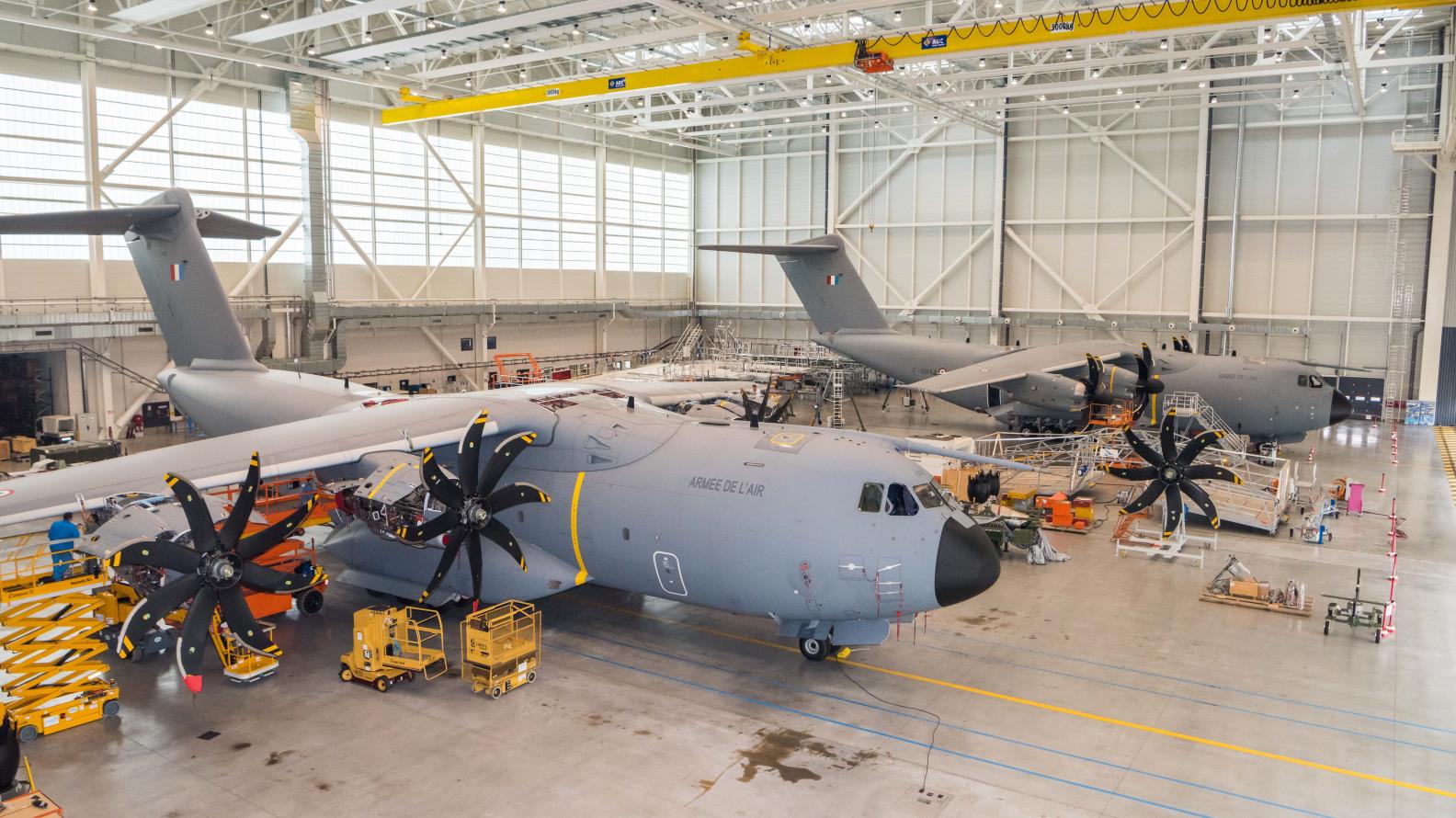 Deux A400M en maintenance a latelier de Clermont Ferrand   CRichard Andrieux